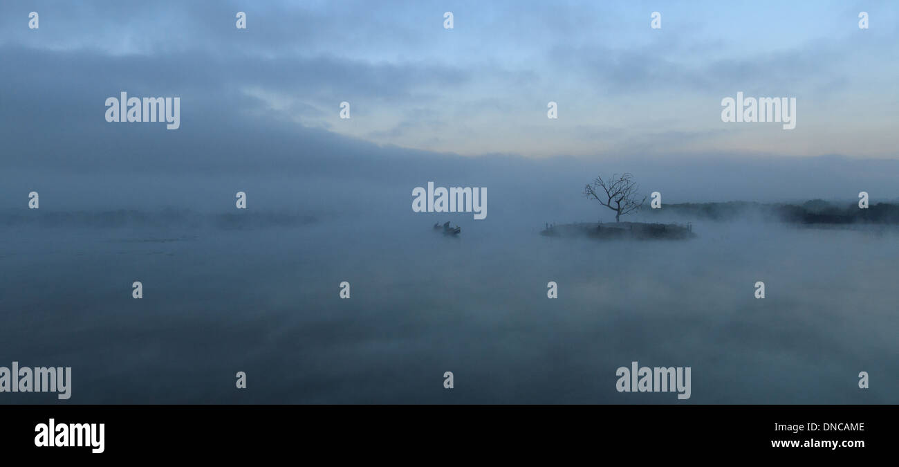 Voile émergeant de la brume matinale sur le lac Inle, Myanmar Banque D'Images