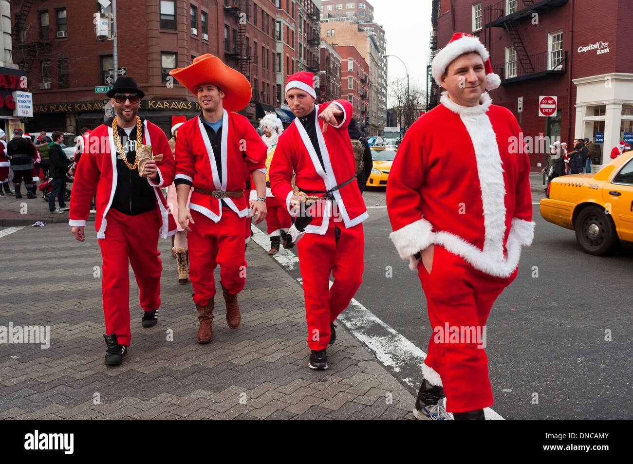 New York, NY - 11 décembre 2010 Santacon Santas sur la sixième Avenue à Greenwich Village.©Stacy Walsh Rosenstock/Alamy Banque D'Images