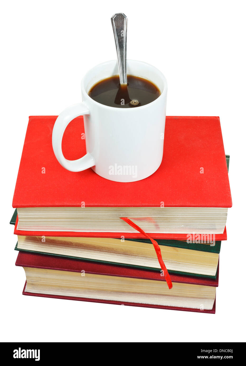 Grande tasse de café sur la pile de livres isolé sur fond blanc Banque D'Images