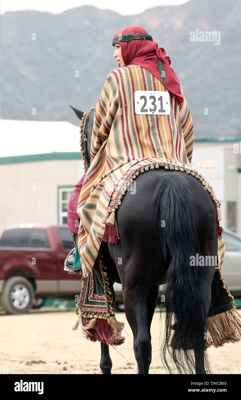 Jeune femme se prépare pour le concours de costumes à cheval arabe annuel de Burbank, Californie Banque D'Images