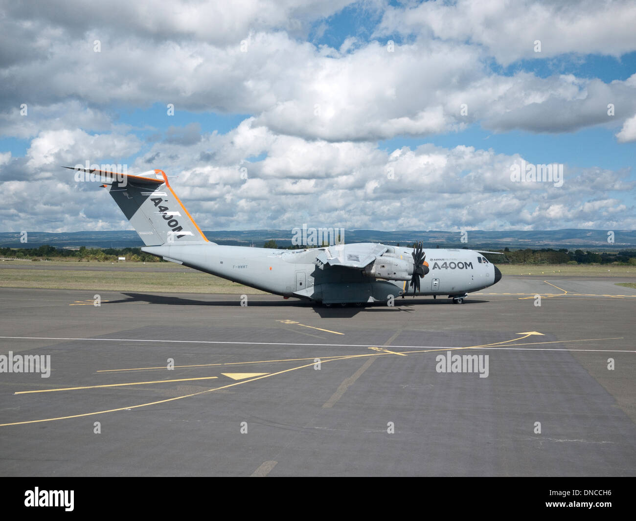 Avion de transport militaire Airbus français à l'aéroport de Carcassonne Banque D'Images