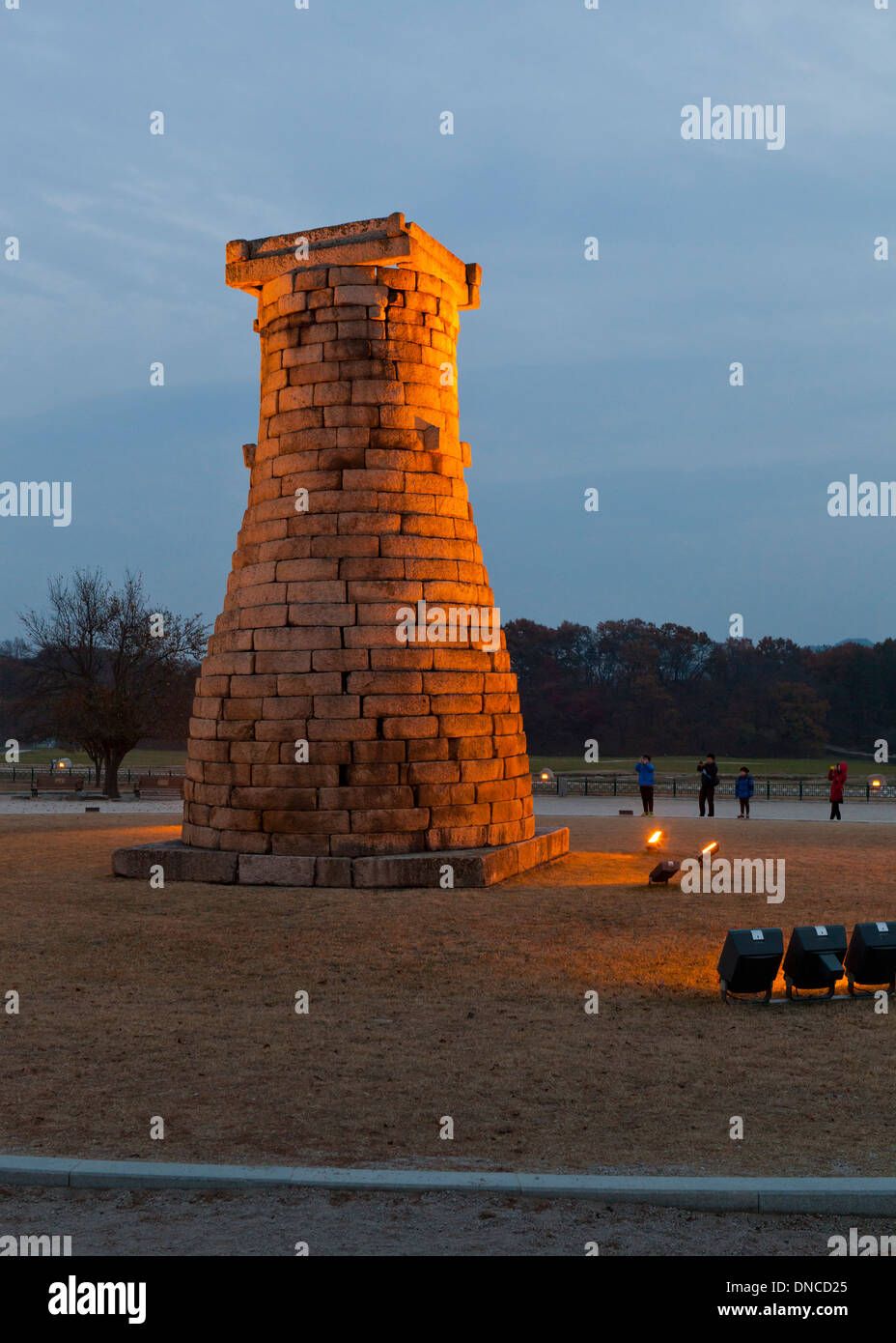 Le Cheomseongdae Astronomical Observatory, UNESCO World Heritage site, par nuit - Gyeongju, Corée du Sud Banque D'Images
