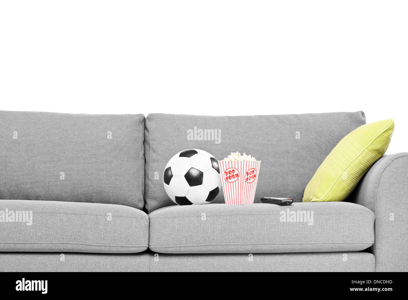 Portrait d'une table avec le ballon de soccer et du maïs soufflé fort sur elle Banque D'Images