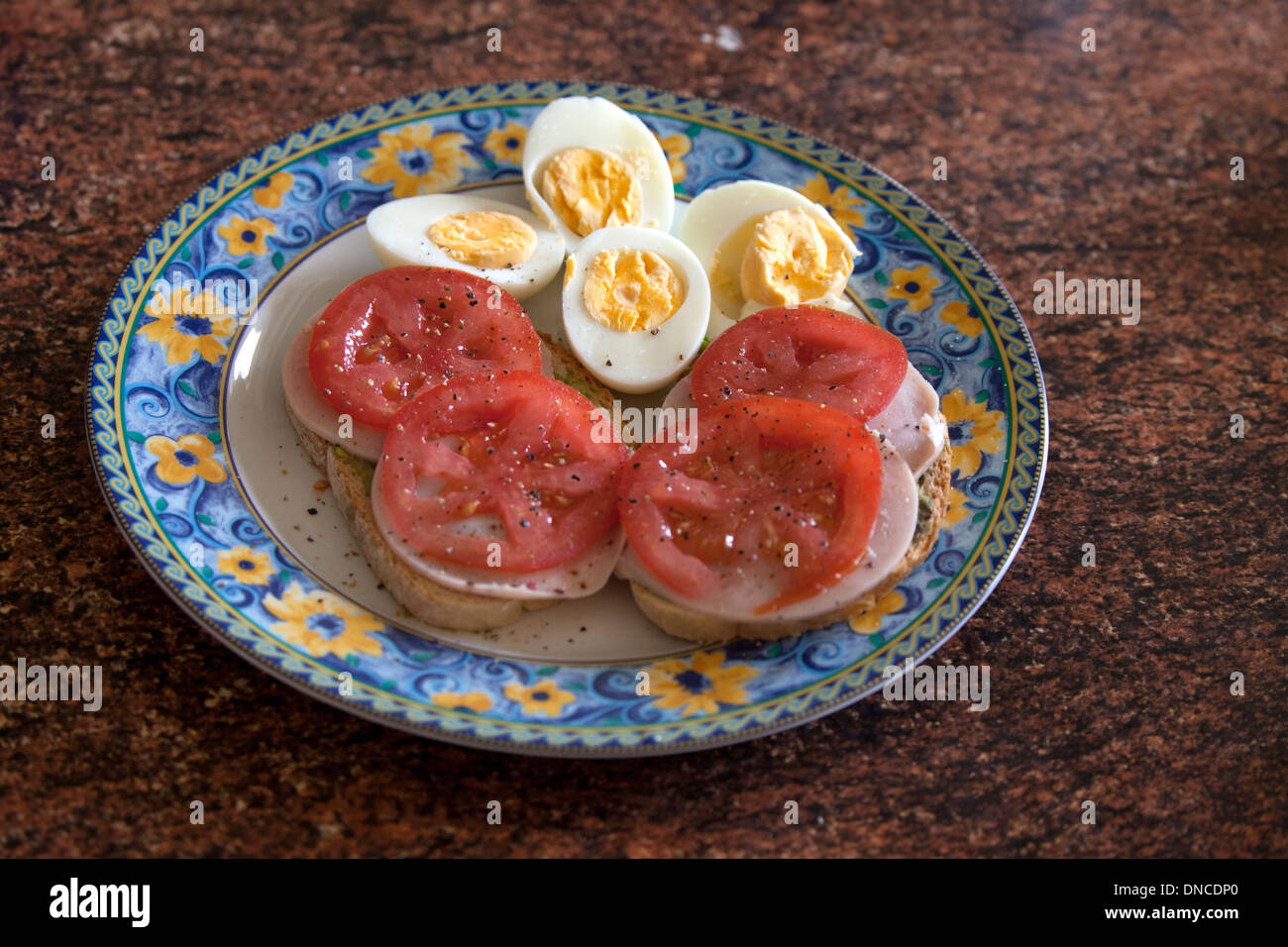 La cuisine polonaise de fin de nuit de sandwich de tranches de tomate sur le jambon avec oeufs farcis sur le côté. Zawady Centre de la Pologne Banque D'Images