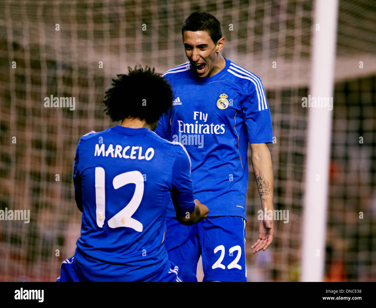 Valence, Espagne. Dec 22, 2013. Angel Di Maria au poste du Real Madrid (R) célèbre avec défenseur Marcelo Vieira du Real Madrid après avoir marqué le premier but pour son équipe pendant le match de la Liga entre Valence et le Real Madrid au stade Mestalla, Valence : Action Crédit Plus Sport/Alamy Live News Banque D'Images