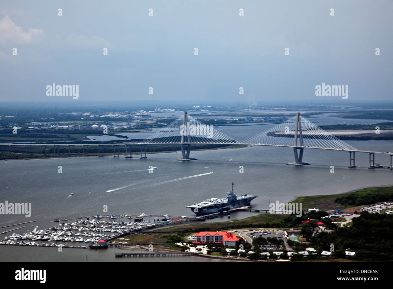 Vue aérienne du pont Ravanel et USS Yorktown à Charleston, SC Banque D'Images