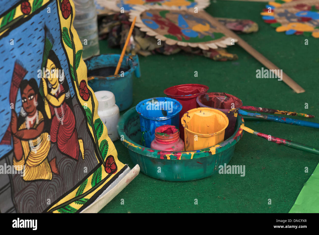 Défilement des peintres indiens studio sur route . Banque D'Images