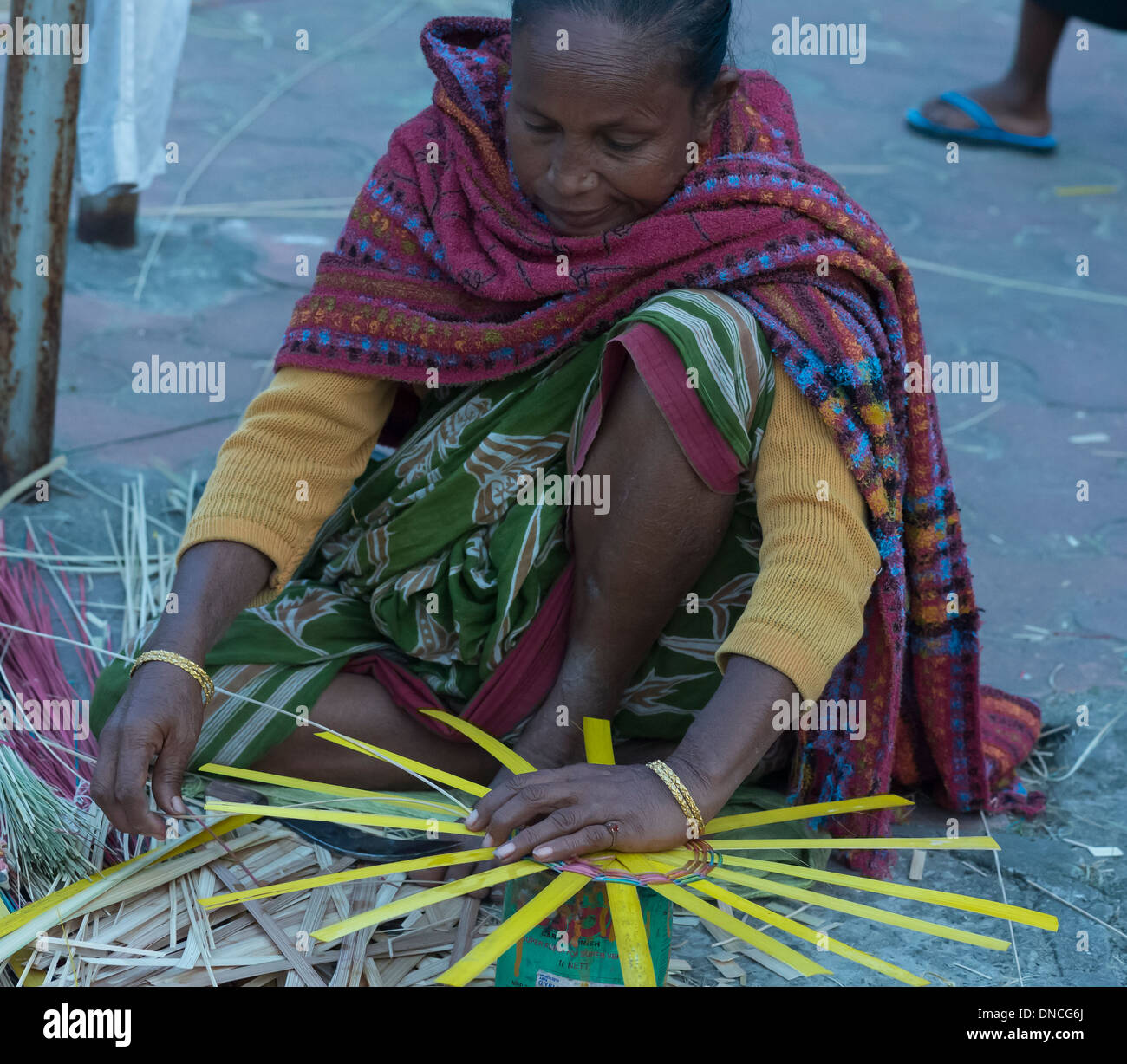 Les femmes de l'artisanat féminin bambou tissage pailles ,colorés, dans un panier. Banque D'Images