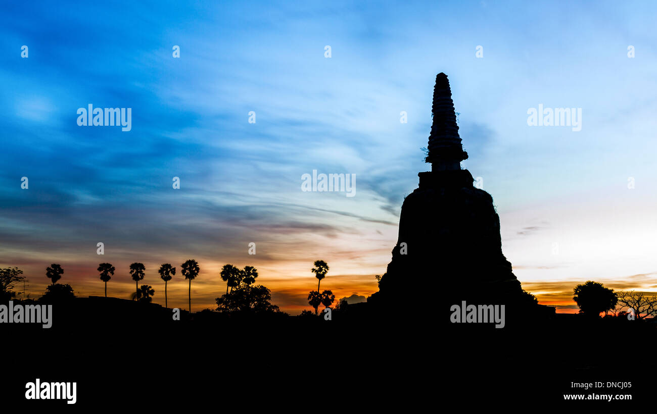 Silhouette de pagode à Ayutthaya, Thaïlande Banque D'Images