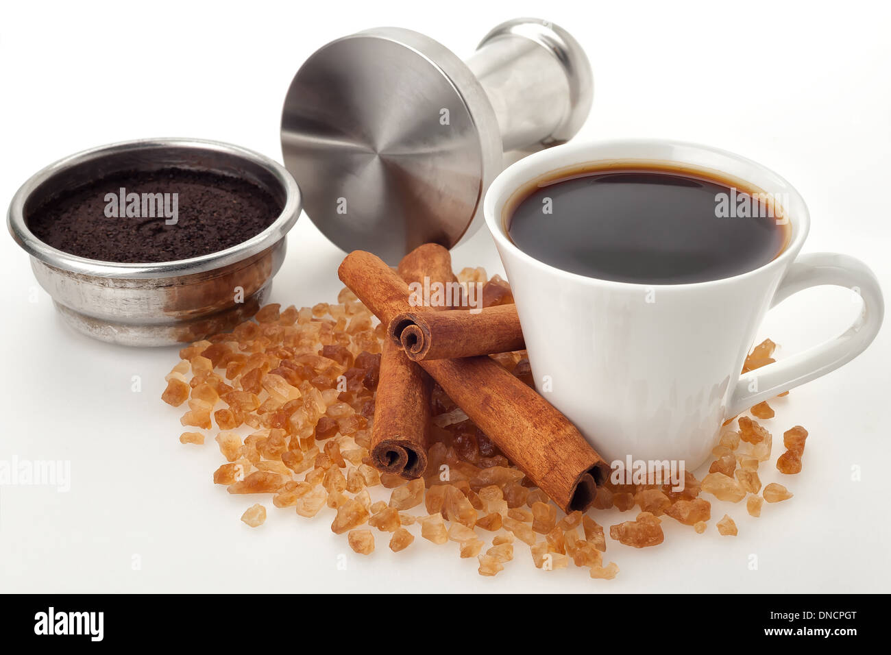 Tasse de café avec porte-filtre et de sabotage sur fond blanc Banque D'Images
