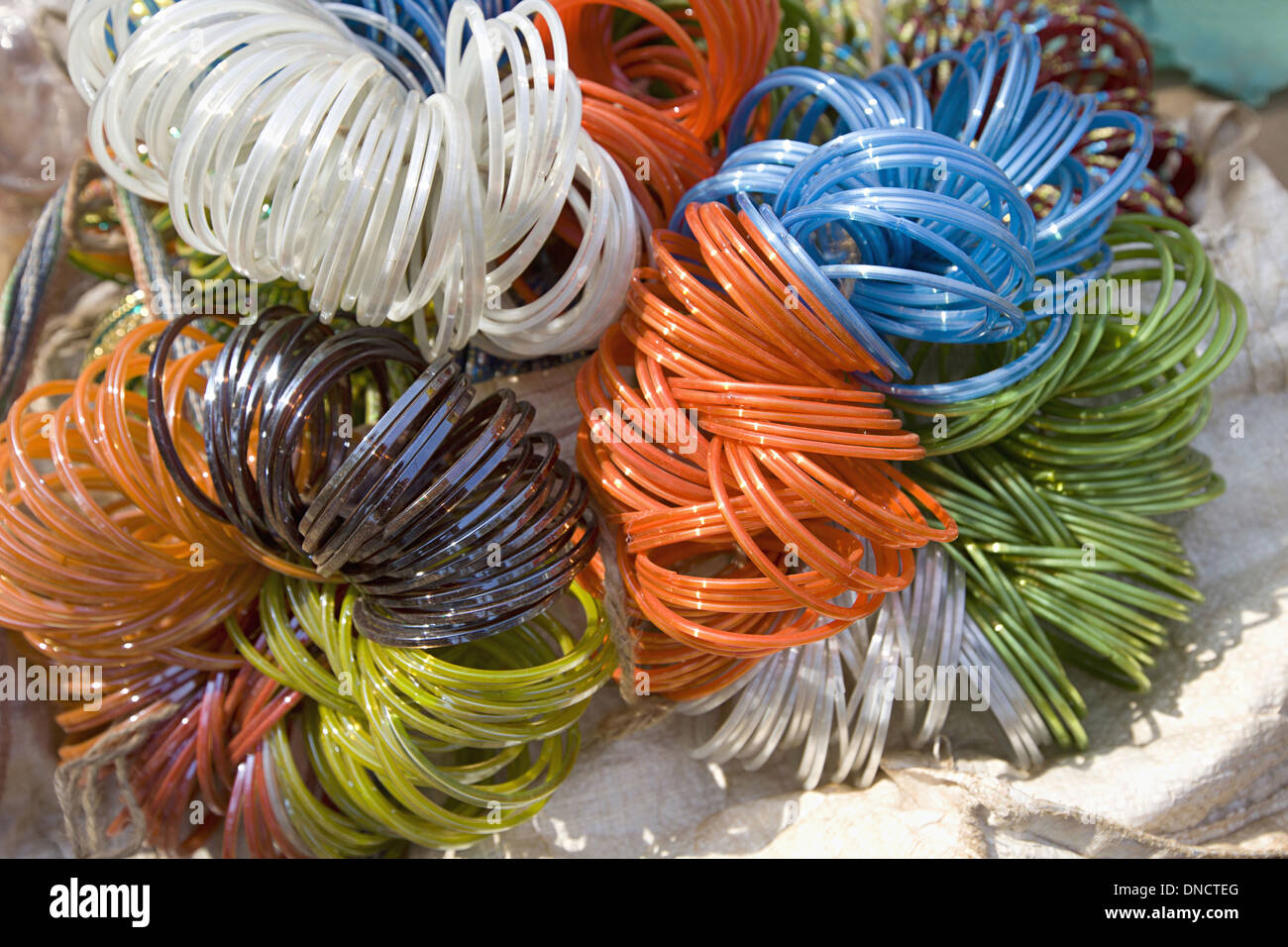 Bracelets en verre coloré, Tribal, de l'Orissa de marché Banque D'Images