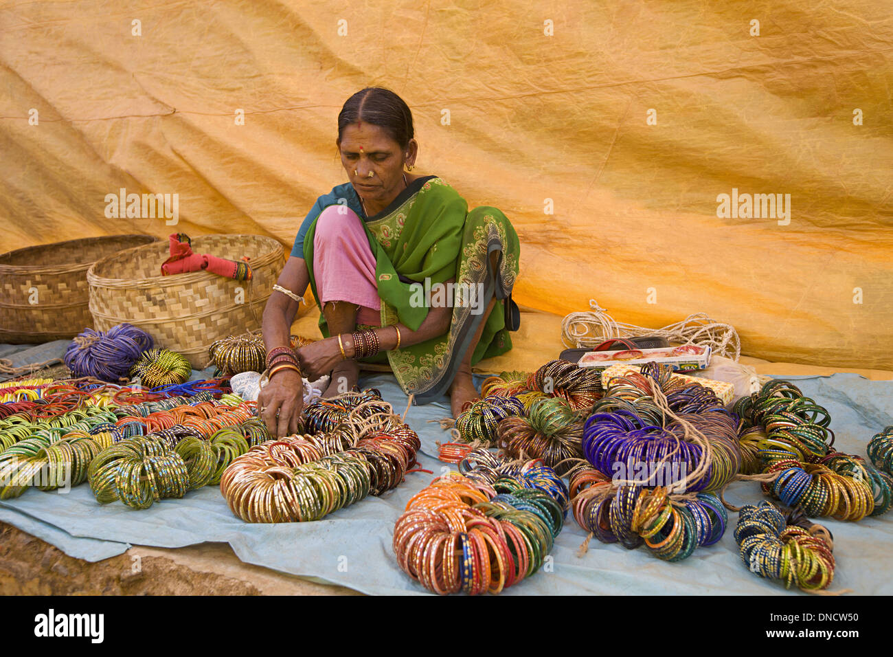 La vente du vendeur bangles en verre coloré, tribales de l'Orissa, du marché Banque D'Images