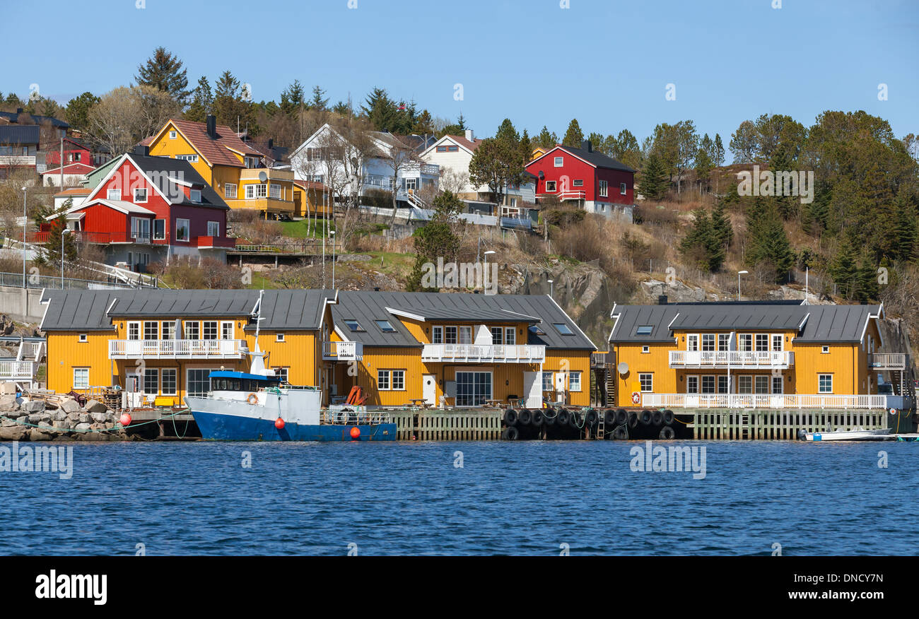 Village de la pêche norvégienne avec les maisons en bois sur la côte de la mer Banque D'Images