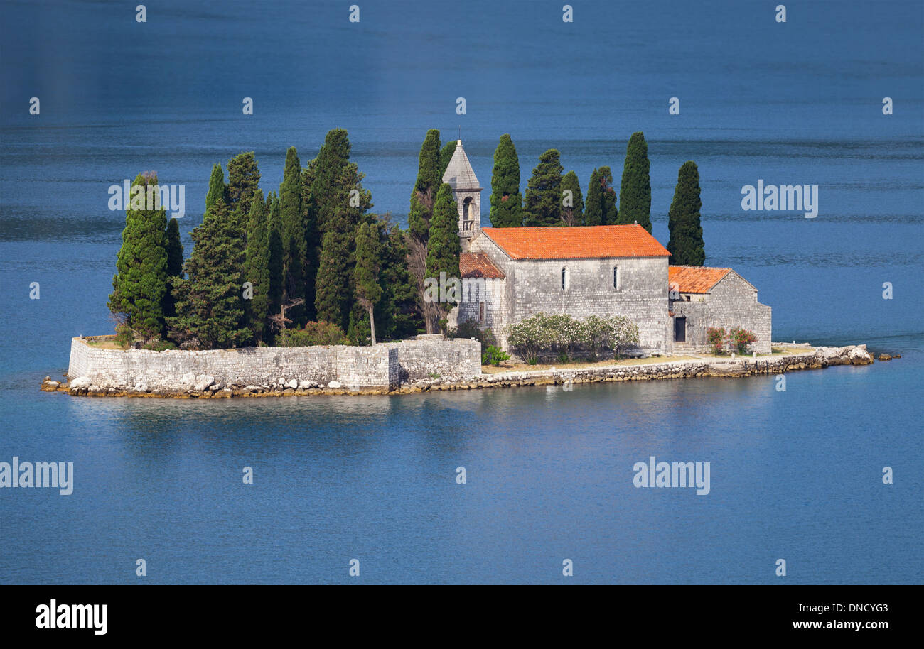 Baie de Kotor. Petite île avec l'ancien monastère Banque D'Images