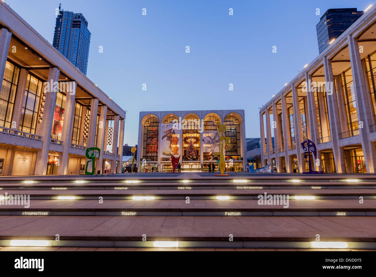 Josie Robertson Plaza anchors Lincoln Center, New York City. Banque D'Images