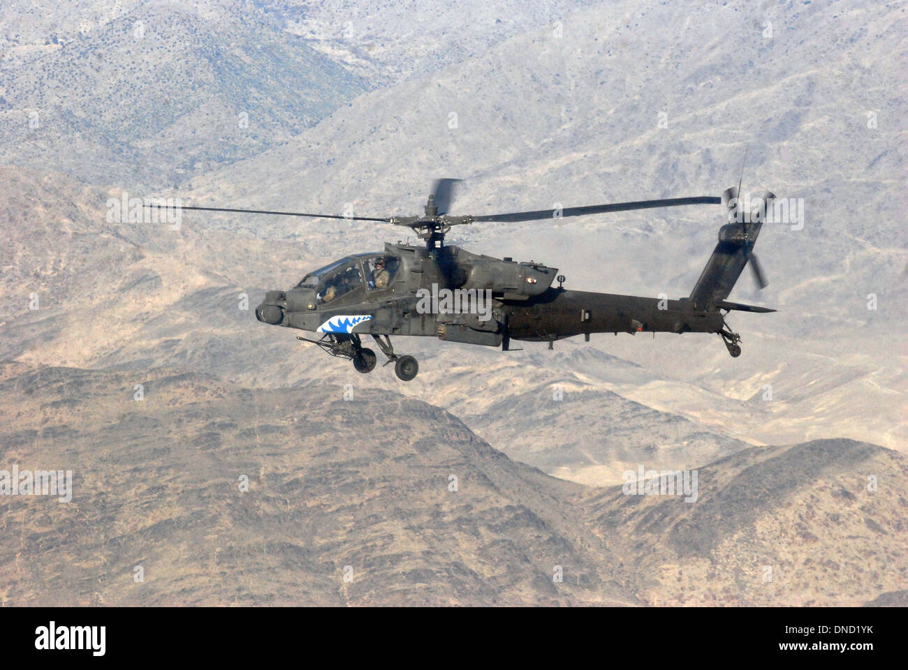L'Armée américaine Un hélicoptère d'attaque AH-64 Apache effectue une mission d'escorte aérienne armés le 13 décembre 2013 au cours de la province de Nangarhar, en Afghanistan. Banque D'Images