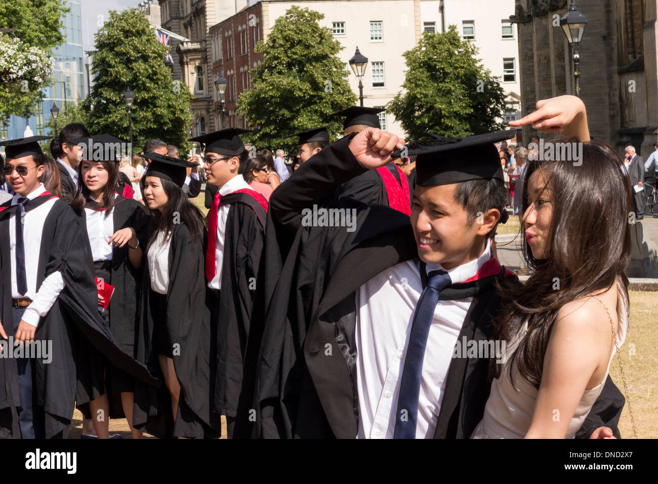 UWE (Université de l'ouest de l'Angleterre) les élèves au Collège vert après remise des diplômes à la cathédrale de Bristol, Royaume-Uni Banque D'Images