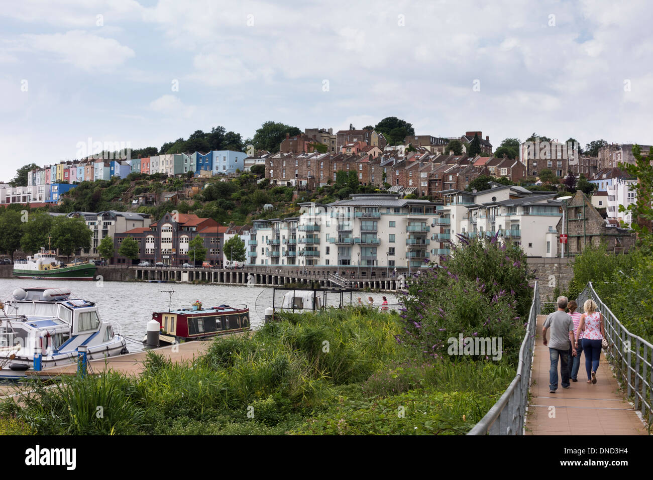 Promenade le long du quai de Porto dans le port flottant, ville de Bristol, Royaume-Uni Banque D'Images