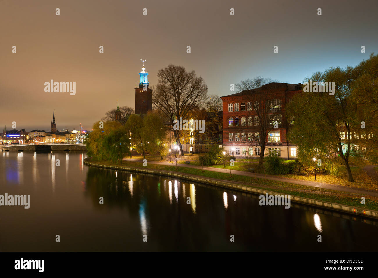 Soir sur Barnhusviken vers Riddarfjärden et Kungsholmen. La tour est l'Hôtel de Ville de Stockholm (tockholms «stadshus') Banque D'Images