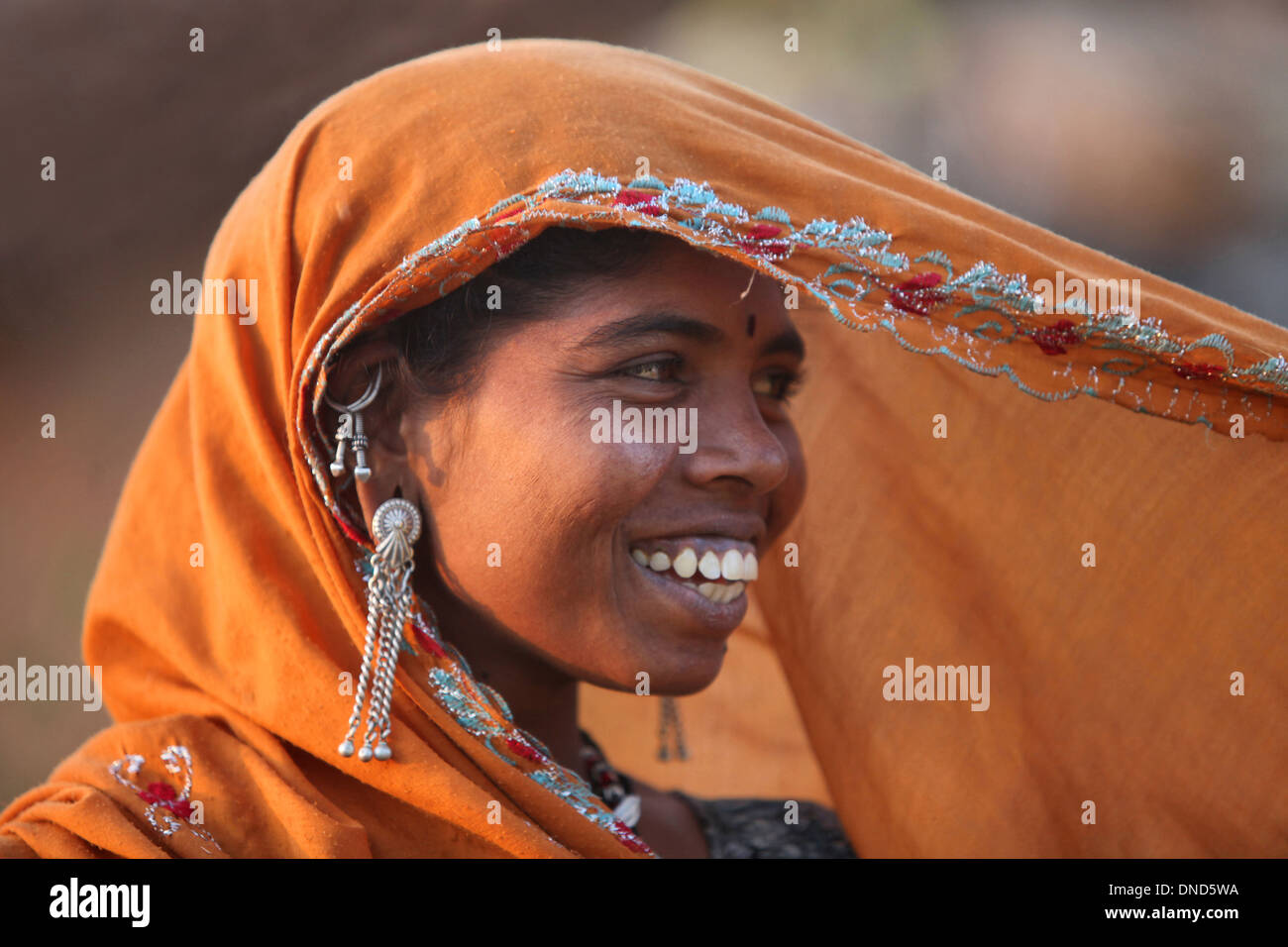 Gros plan de femme tribale, Madhya Pradesh, Inde. La tribu de Bhil. Visages ruraux de l'Inde Banque D'Images