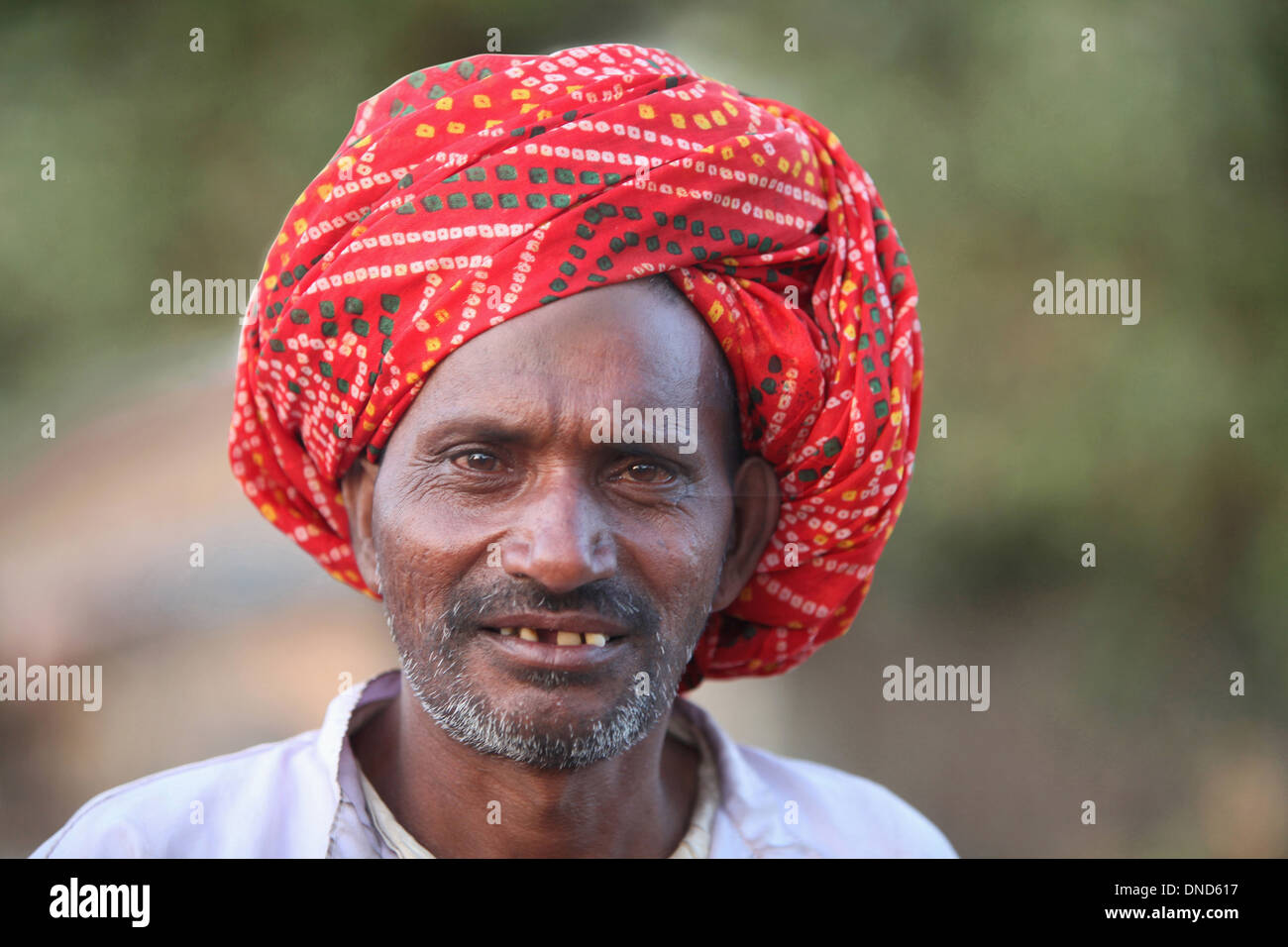 Portrait of man with red turban. Tribu Bhil. L'Inde, Madhya Prades Banque D'Images