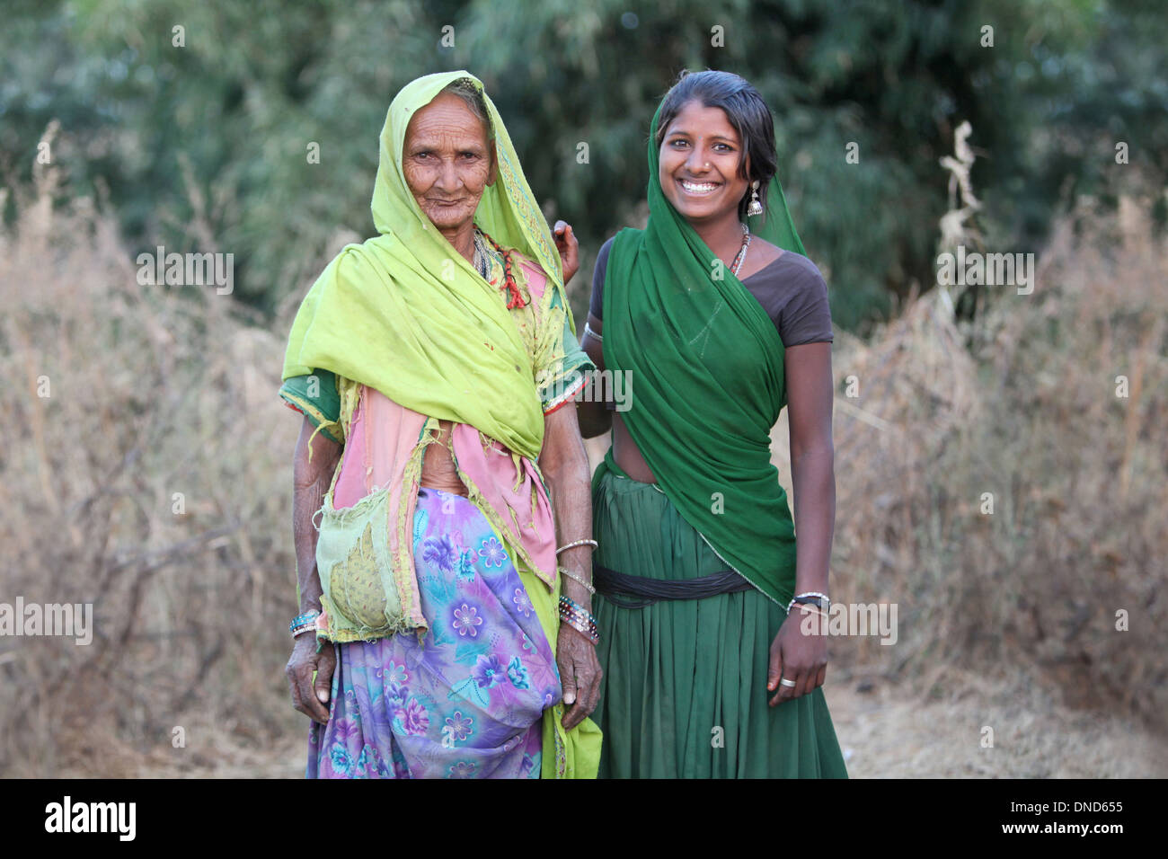 Youmg et vieilles femmes tribales. Tribu Bhil. Le Madhya Pradesh, en Inde. Banque D'Images