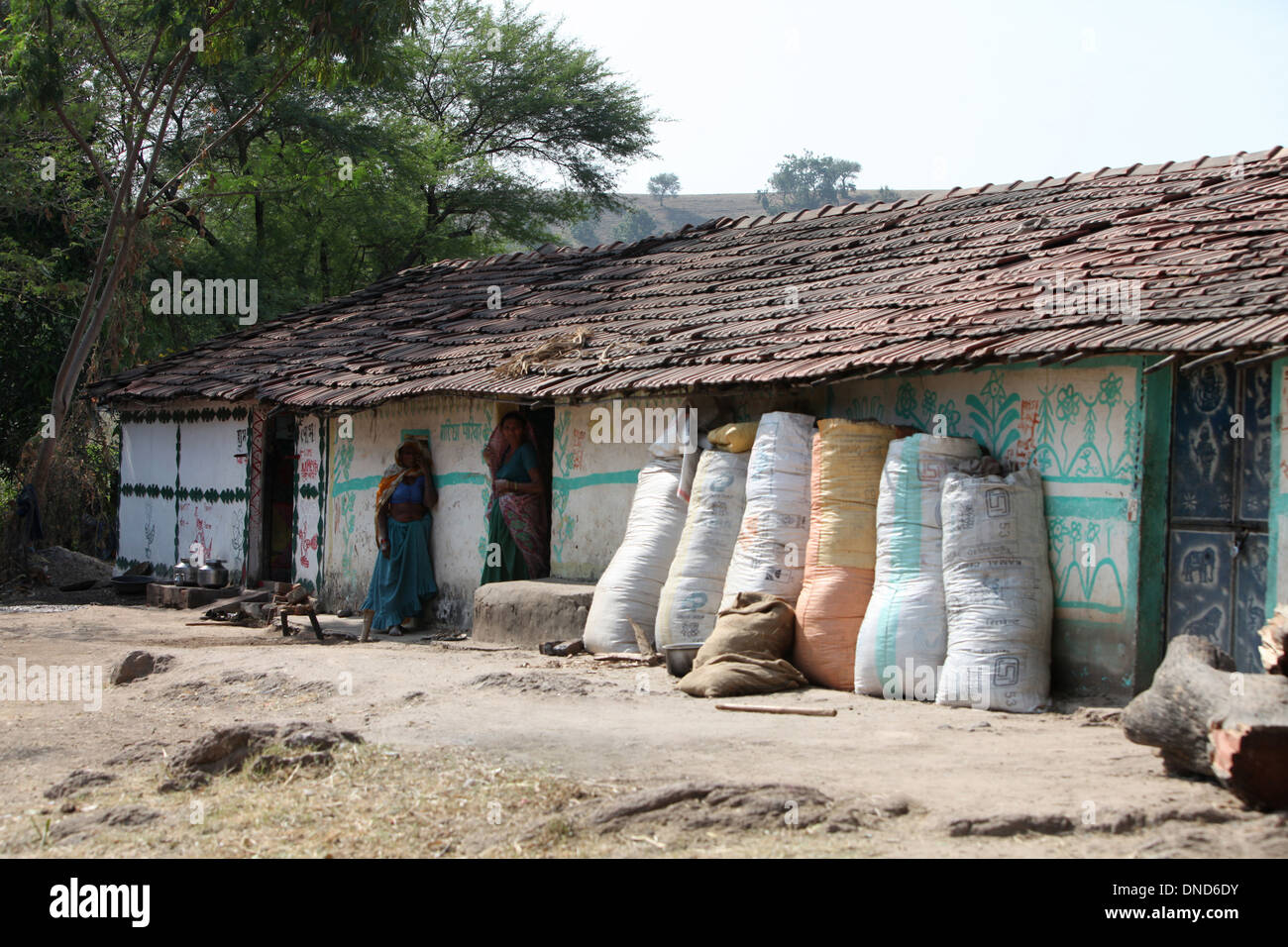 Maison peinte avec des sacs de charbon. Tribu Bhil, Zabua district, le Madhya Pradesh, en Inde. Banque D'Images