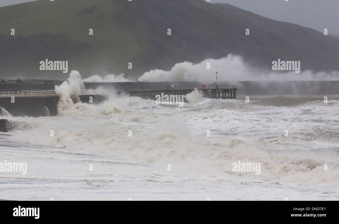 Aberystwyth, Pays de Galles, Royaume-Uni. Dec 23, 2013. Des coups de vent provoquer de très grosse mer à marée haute sur le milieu de la côte du Pays de Galles. Des vagues énormes suriner la promenade et la défense de la mer à l'embouchure du port d'Aberystwyth. Les prévisionnistes ont mis en garde contre des troubles comme le mauvais temps passé au-dessus du Royaume-Uni. Credit : atgof.co/Alamy Live News Banque D'Images