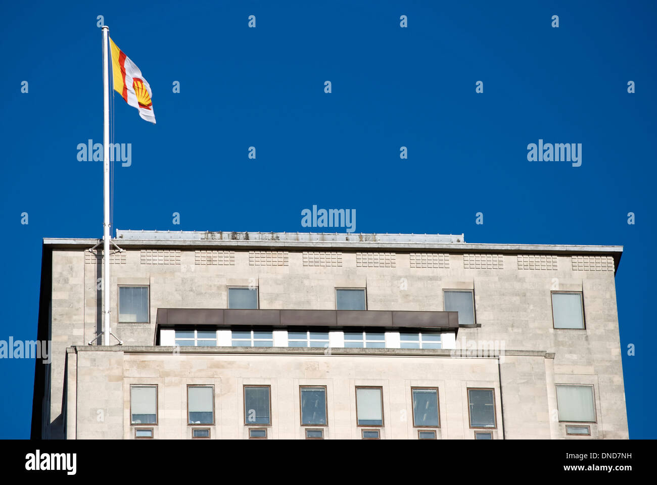 Partie supérieure de l'immeuble shell, avec le drapeau de la shell company, Londres, Angleterre Banque D'Images
