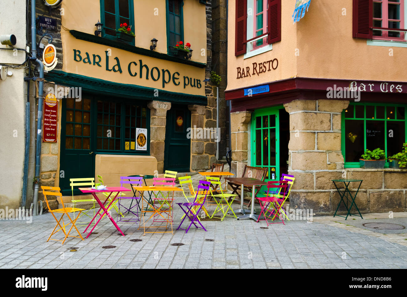 La France, le nord de la région de Bretagne Ville de Morlaix restaurant café de la chaussée de couleur multi-tables et chaises Banque D'Images