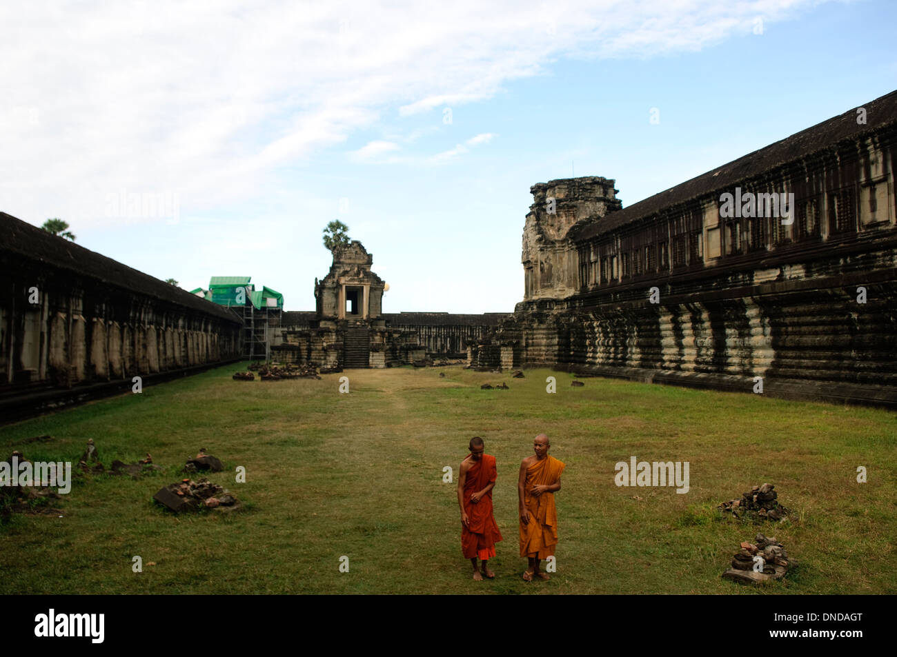 Deux moines bouddhistes balade à Angkor Wat temple, parc archéologique d'Angkor, Cambodge Banque D'Images