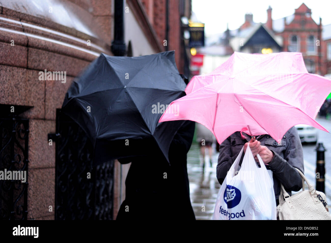 Nottingham, Royaume-Uni. Dec 23, 2013. De fortes pluies et des vents violents rend les achats de Noël de dernière minute, une lutte. Les prévisionnistes ont mis en garde contre des troubles comme le mauvais temps passé au-dessus du Royaume-Uni. Crédit : Ian Francis/Alamy Live News Banque D'Images