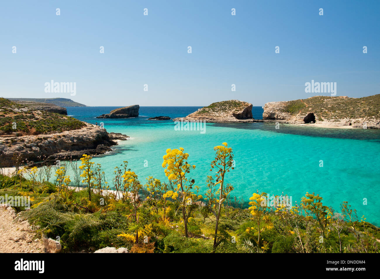 Une vue de la brillante, eaux turquoise du Blue Lagoon de Comino, Malte. L'îlot de Cominotto est sur la droite. Banque D'Images