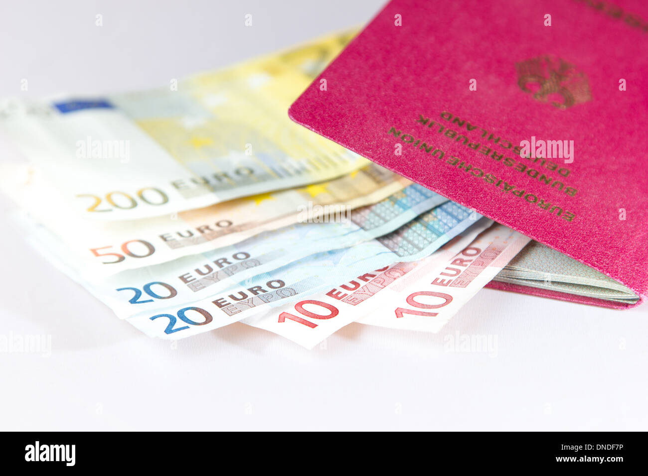 Quelques Euro-Notes couché dans un passeport allemand pour voyager Banque D'Images