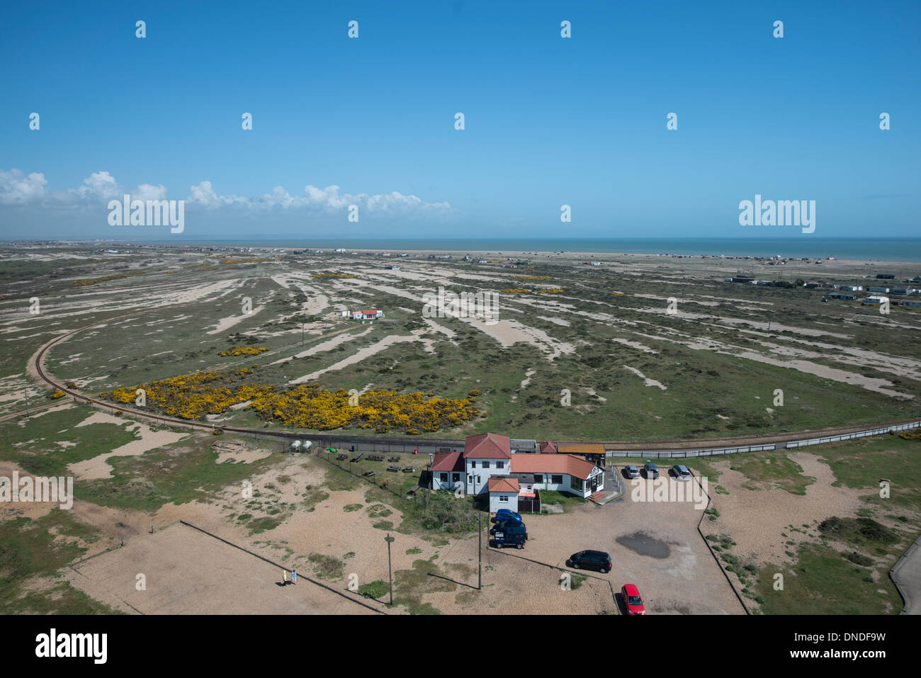 Voir plus de Dungeness, Kent, Angleterre de phare, montrant Romney, Hythe et Dymchurch steam railway station. Banque D'Images