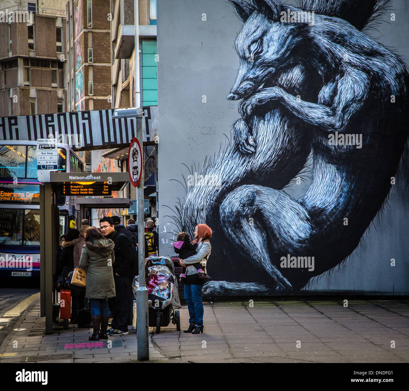 Les gens qui attendent à un arrêt d'autobus à côté d'un renard géant à Nelson Street Bristol célèbre pour son ' voir aucun mal ' graffiti street art Banque D'Images