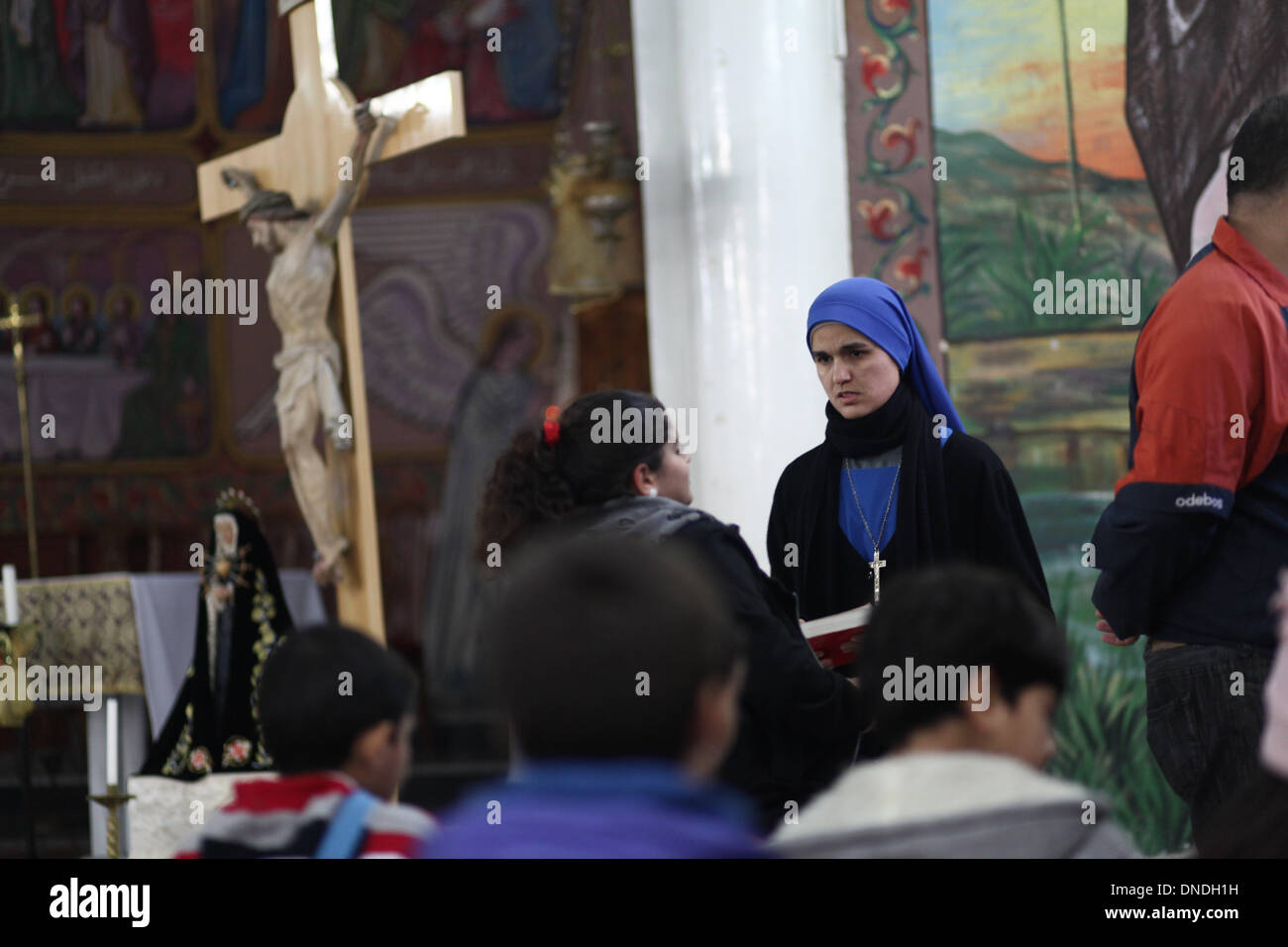 Gaza, Territoires palestiniens. Dec 23, 2013. Un brésilien nun enseigne les chrétiens palestiniens enfants le chant religieux à l'Église catholique dans la ville de Gaza pendant les préparatifs pour célébrer le jour de Noël le 23 décembre 2013.Photo : Ahmed Deeb/NurPhoto Crédit : Ahmed Deeb/NurPhoto ZUMAPRESS.com/Alamy/Live News Banque D'Images