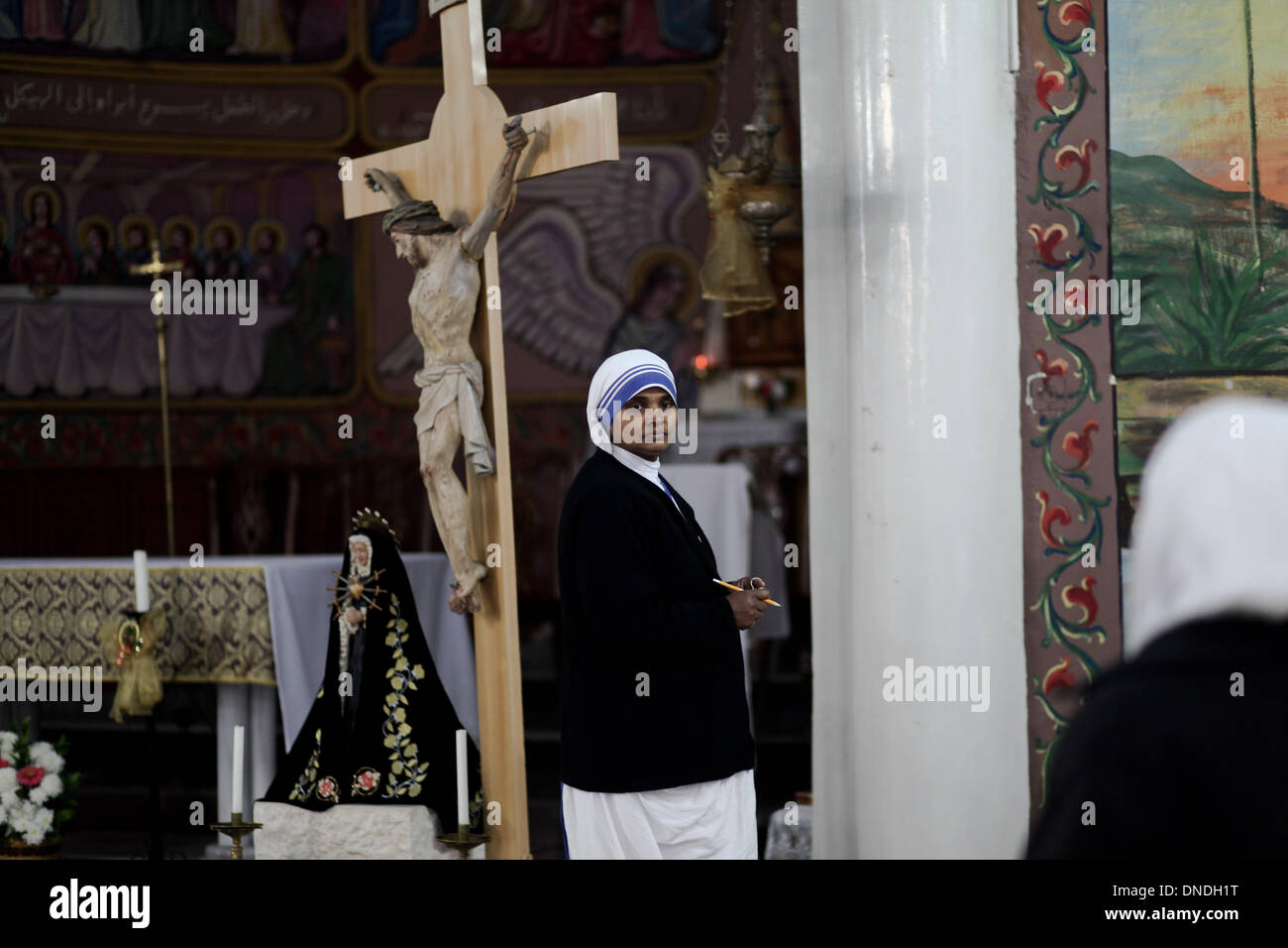 Gaza, Territoires palestiniens. Dec 23, 2013. Un brésilien nun enseigne les chrétiens palestiniens enfants le chant religieux à l'Église catholique dans la ville de Gaza pendant les préparatifs pour célébrer le jour de Noël le 23 décembre 2013.Photo : Ahmed Deeb/NurPhoto Crédit : Ahmed Deeb/NurPhoto ZUMAPRESS.com/Alamy/Live News Banque D'Images