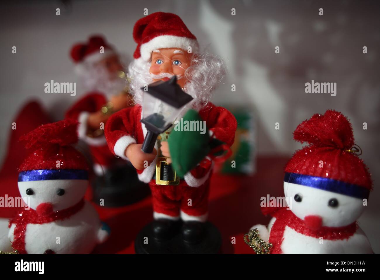 Gaza, Territoires palestiniens. Dec 23, 2013. Un Palestinien shop décoré de poupées pour le père Noël pendant les préparatifs avant Noël, dans la ville de Gaza, le 23 décembre 2013.Photo : Ahmed Deeb/NurPhoto Crédit : Ahmed Deeb/NurPhoto ZUMAPRESS.com/Alamy/Live News Banque D'Images