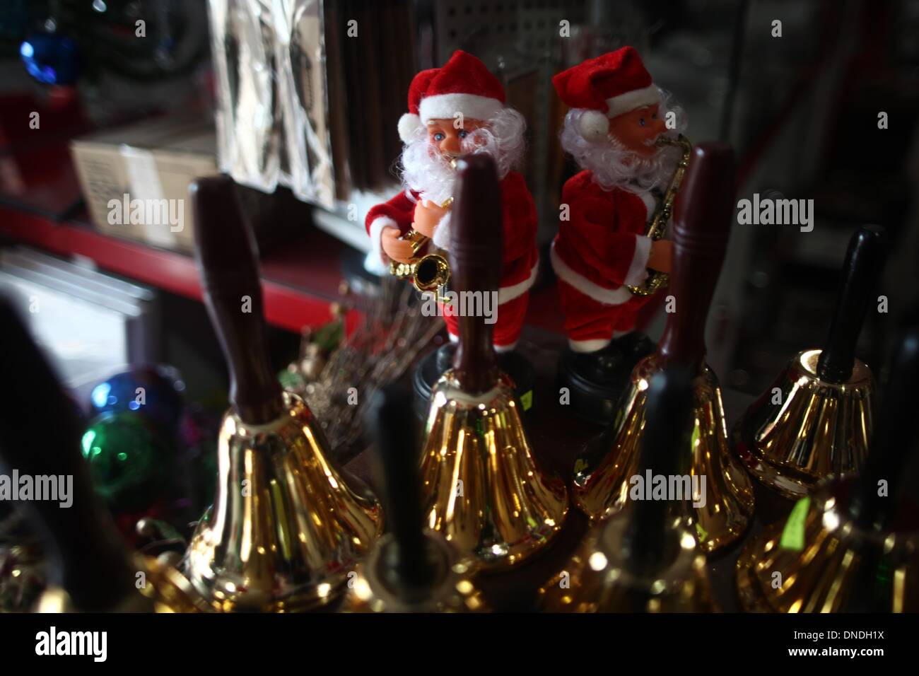 Gaza, Territoires palestiniens. Dec 23, 2013. Un Palestinien shop décoré de poupées pour le père Noël pendant les préparatifs avant Noël, dans la ville de Gaza, le 23 décembre 2013.Photo : Ahmed Deeb/NurPhoto Crédit : Ahmed Deeb/NurPhoto ZUMAPRESS.com/Alamy/Live News Banque D'Images