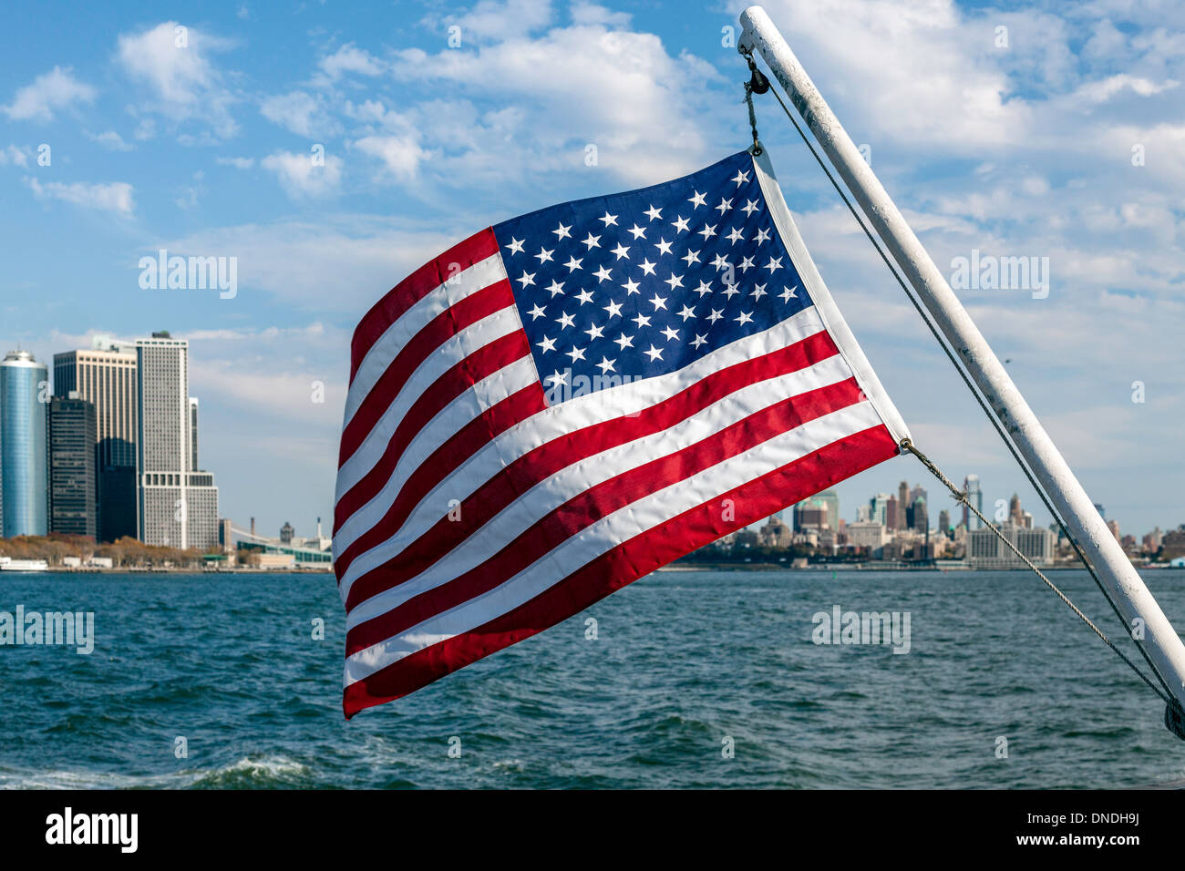 Drapeau américain sur la skyline de Manhattan et Midtown New York City à partir de l'East River et Liberty Island en Amérique. + Banque D'Images