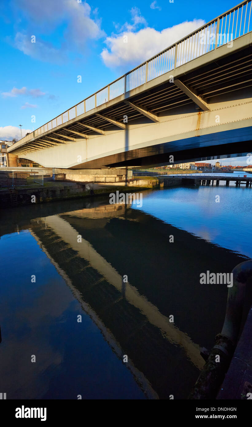Le bassin de Cumberland pont tournant tournante reflète dans port flottant Bristol UK Banque D'Images