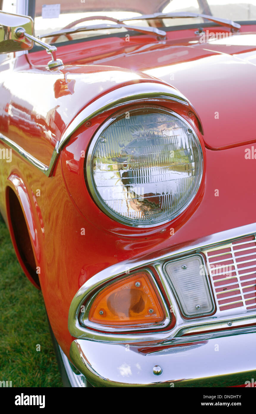 Voir photo de Ford Anglia un projecteur UK classic CAR Banque D'Images