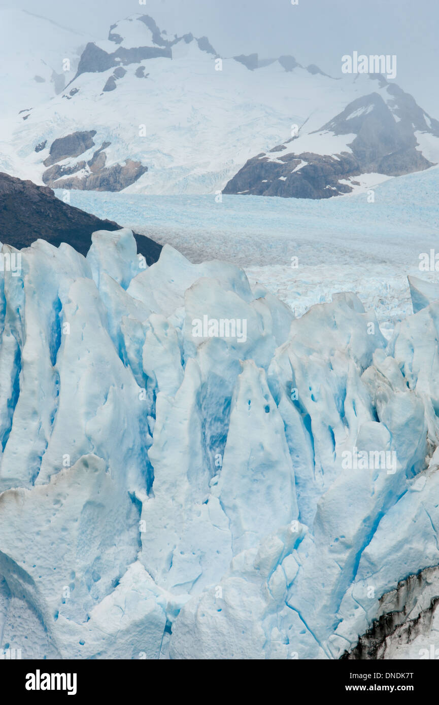 Entre montagne, glacier Perito Moreno Glacier Parc National Los Glaciares en Argentine Banque D'Images