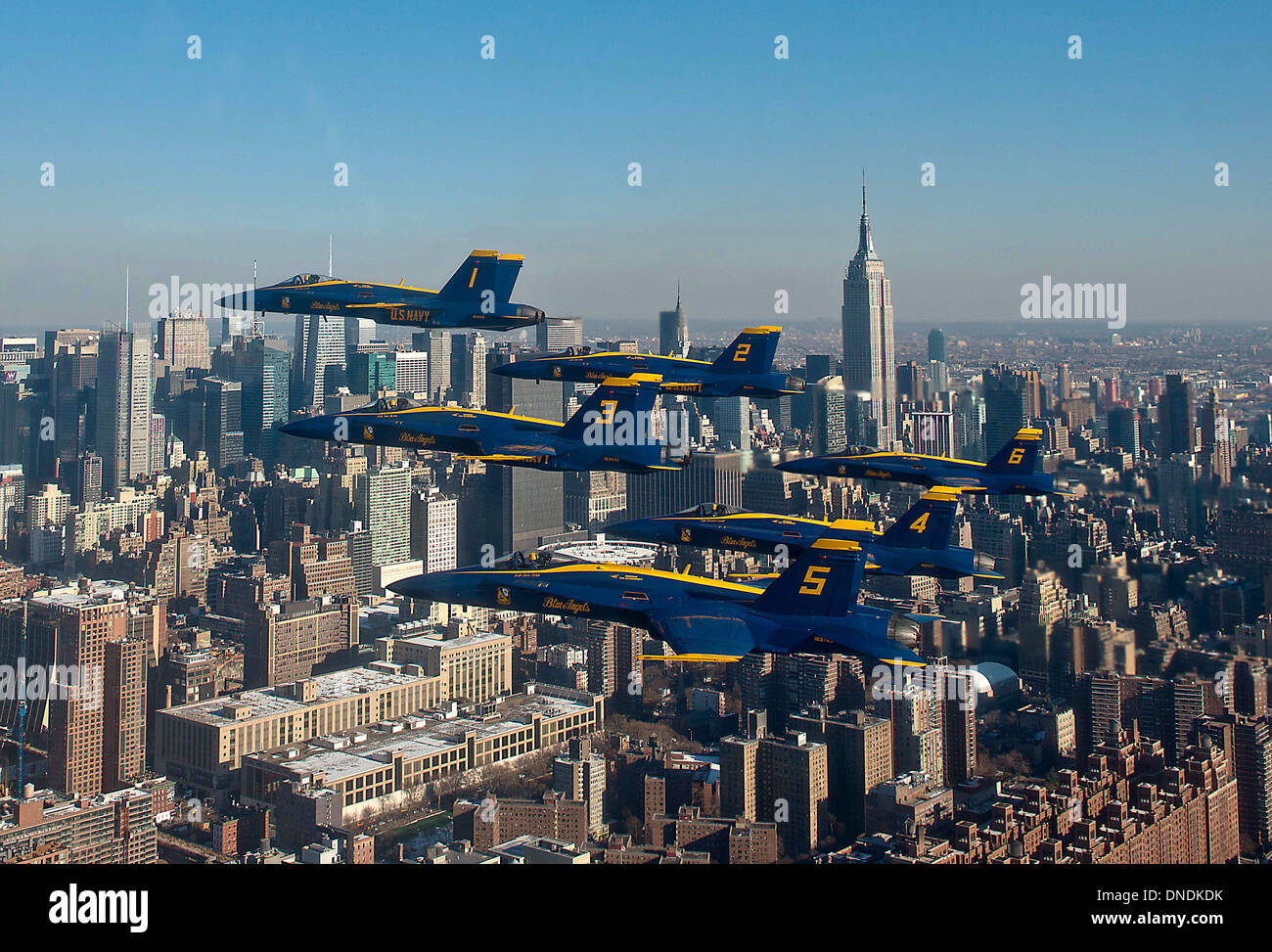 L'US Navy Blue Angels flyover New York City dans un Delta Formation Décembre 13, 2013 à New York, NY. Banque D'Images