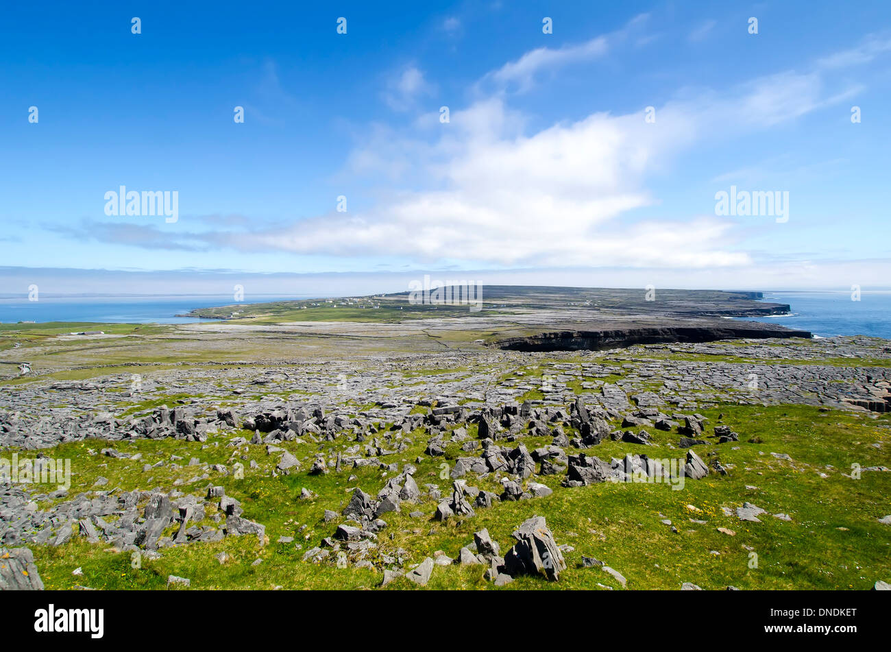Paysage karstique sur les îles d'Aran de l'Irlande sur l'Inishmore Island, dans le comté de Galway. Banque D'Images