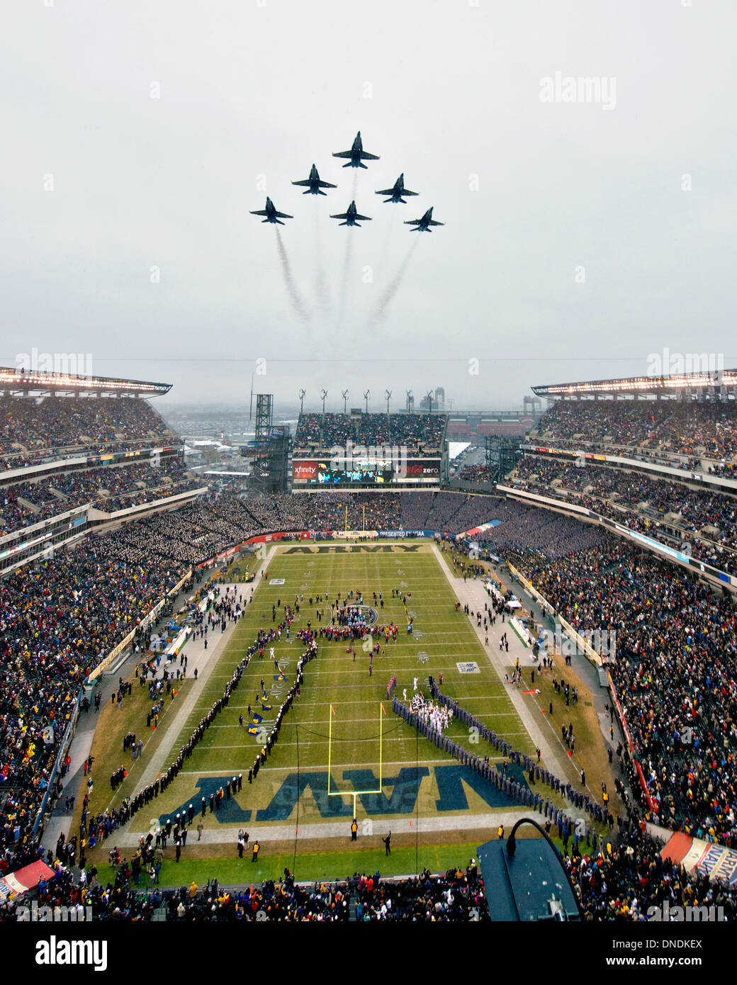 L'US Navy Blue Angels flyover Lincoln Financial Field avant la 114e Army-Navy kickoff jeu 14 décembre 2013, à Philadelphie, PA. Banque D'Images