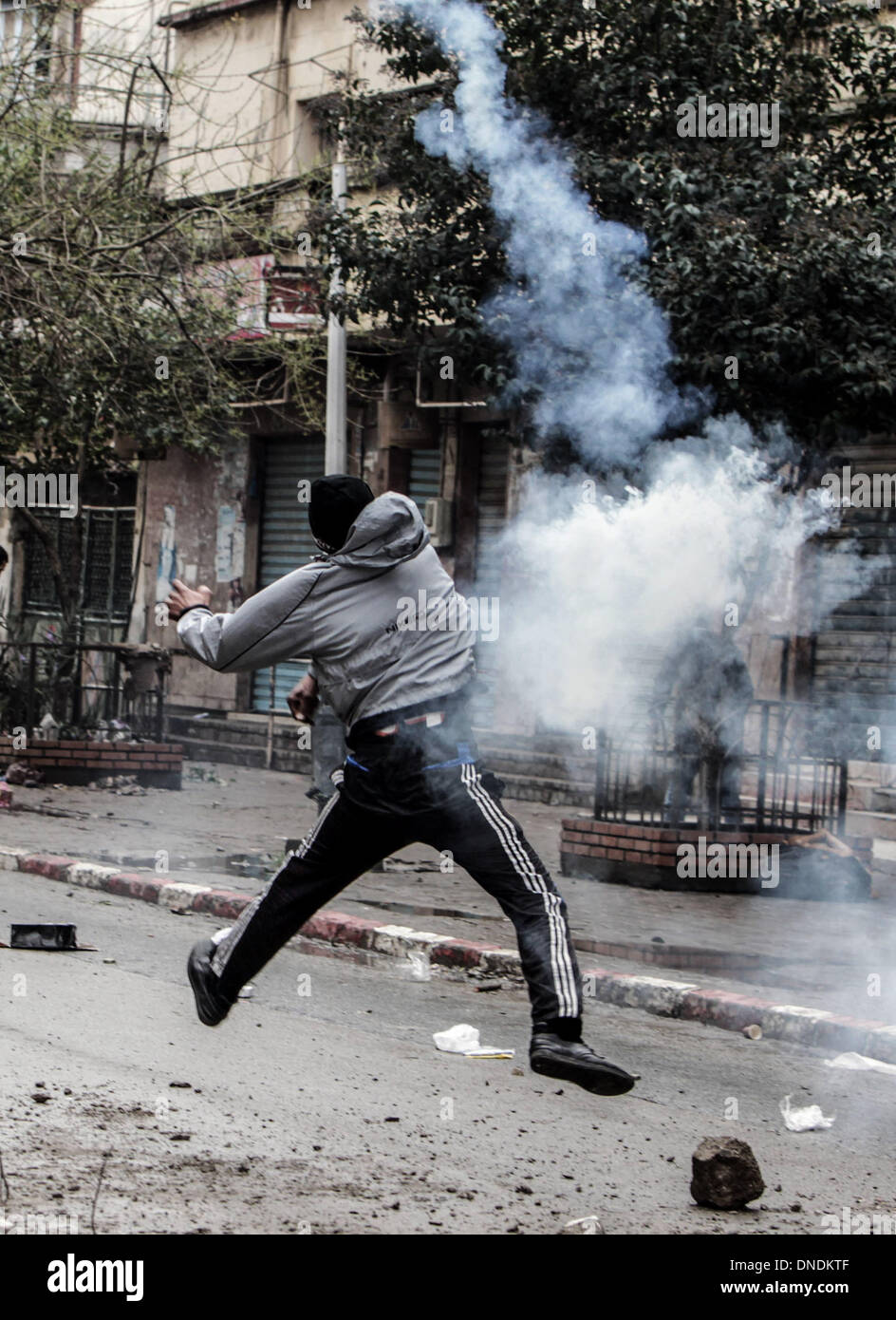 Alger, Algérie. Dec 23, 2013. Les manifestants se confronter aux forces de police dans le district de Beraki , Alger, Algérie, 23 décembre 2013. Les manifestations qui ont éclaté à Beraki sur le droit au logement. Credit : Kamel Saleh/NurPhoto ZUMAPRESS.com/Alamy/Live News Banque D'Images