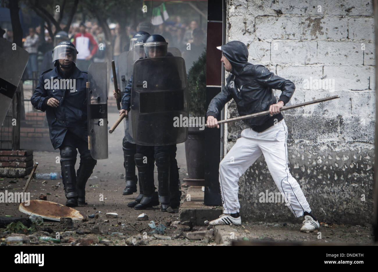 Alger, Algérie. Dec 23, 2013. Les manifestants se confronter aux forces de police dans le district de Beraki , Alger, Algérie, 23 décembre 2013. Les manifestations qui ont éclaté à Beraki sur le droit au logement. Credit : Kamel Saleh/NurPhoto ZUMAPRESS.com/Alamy/Live News Banque D'Images