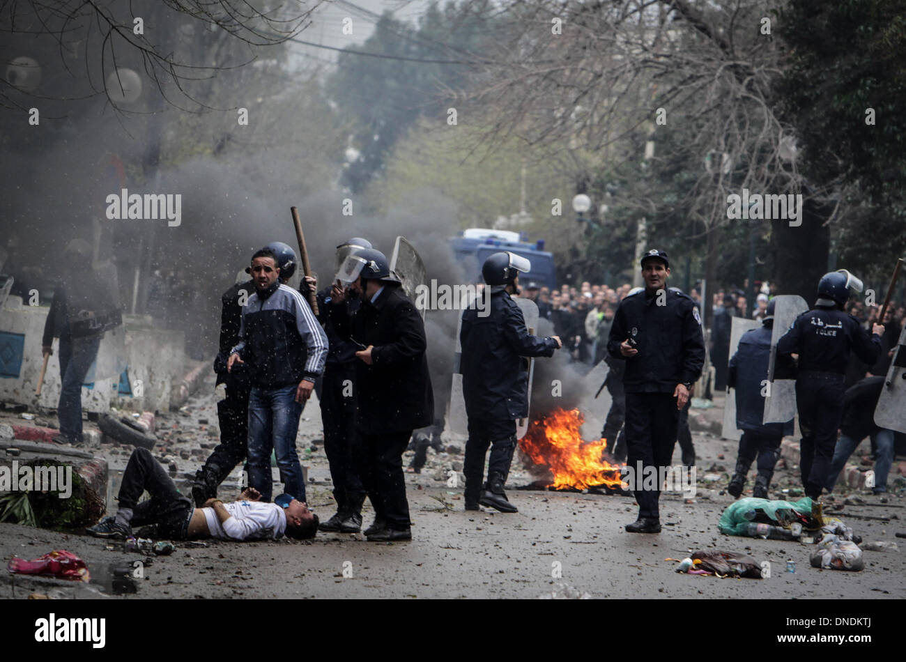 Alger, Algérie. Dec 23, 2013. Les manifestants se confronter aux forces de police dans le district de Beraki , Alger, Algérie, 23 décembre 2013. Les manifestations qui ont éclaté à Beraki sur le droit au logement. Credit : Kamel Saleh/NurPhoto ZUMAPRESS.com/Alamy/Live News Banque D'Images